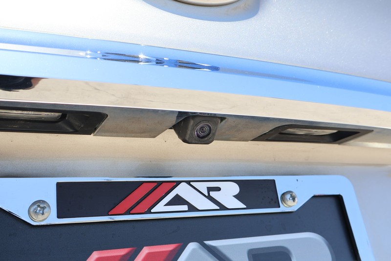 Toyota Camry Vehicle Full-screen Gallery Image 08