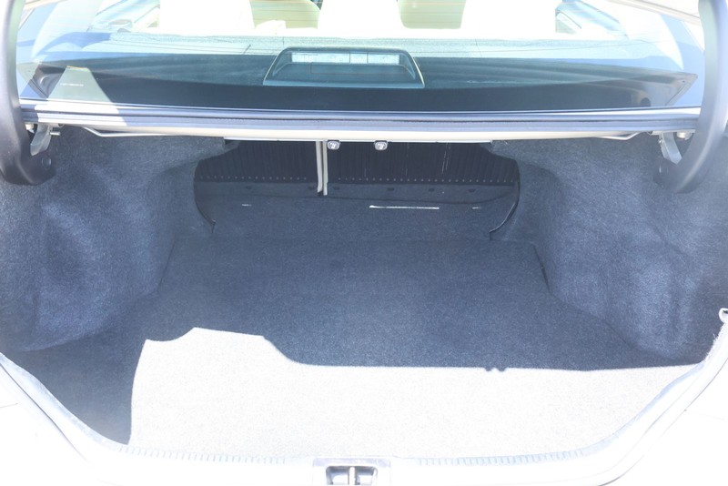 Toyota Camry Vehicle Full-screen Gallery Image 09