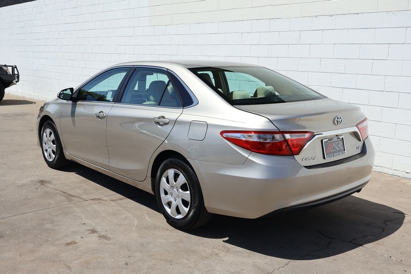 Toyota Camry Vehicle Full-screen Gallery Image 10