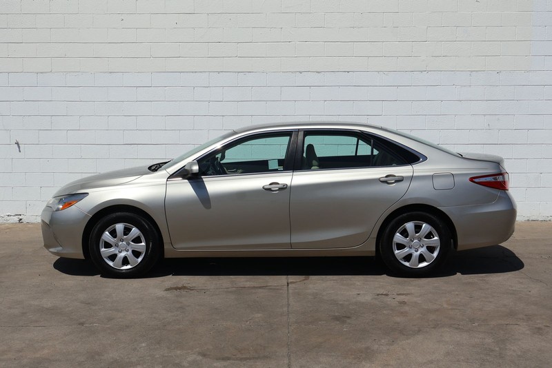 Toyota Camry Vehicle Full-screen Gallery Image 11