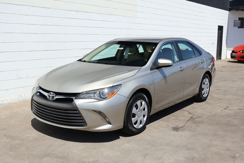 Toyota Camry Vehicle Full-screen Gallery Image 12