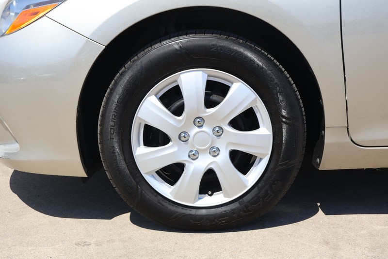 Toyota Camry Vehicle Full-screen Gallery Image 14