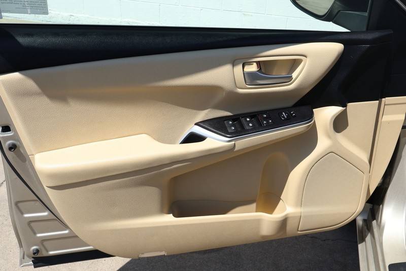 Toyota Camry Vehicle Full-screen Gallery Image 15