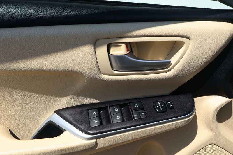 Toyota Camry Vehicle Full-screen Gallery Image 16