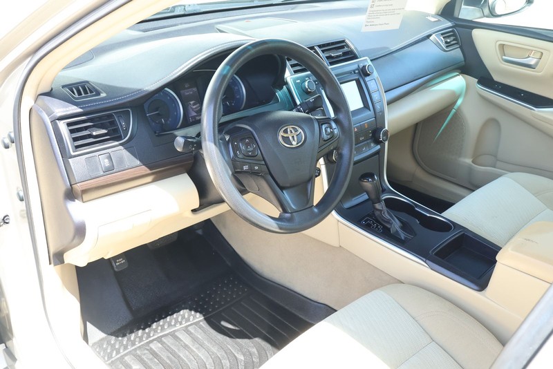 Toyota Camry Vehicle Full-screen Gallery Image 17