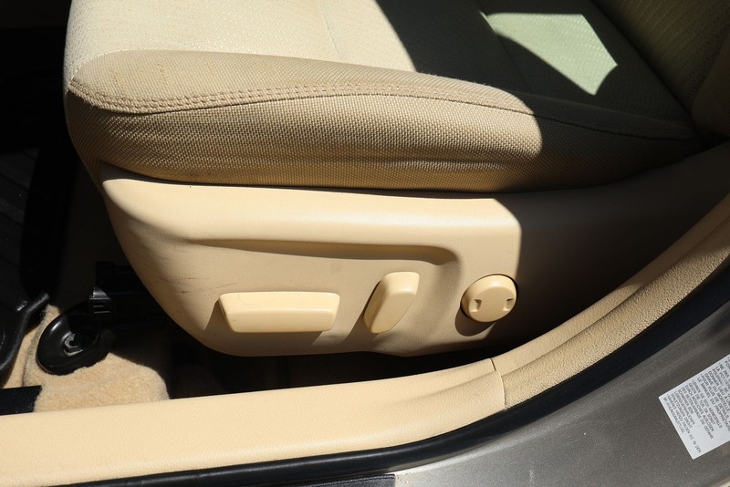 Toyota Camry Vehicle Full-screen Gallery Image 18