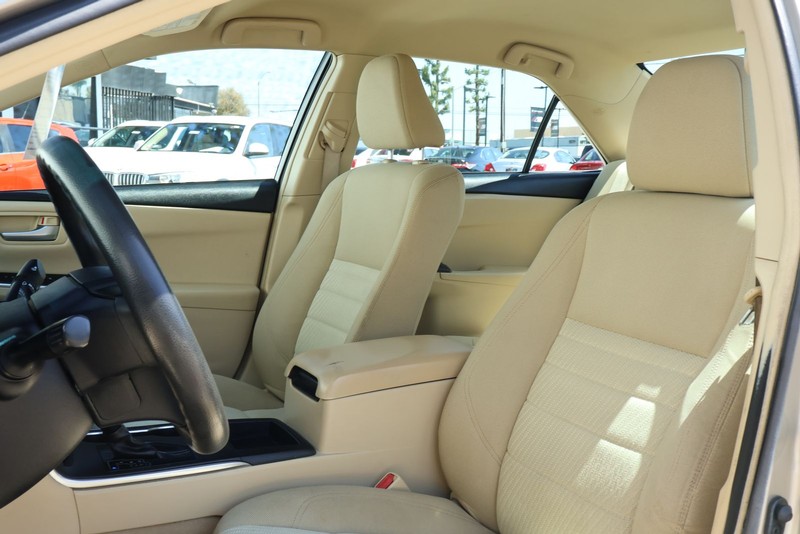 Toyota Camry Vehicle Full-screen Gallery Image 19