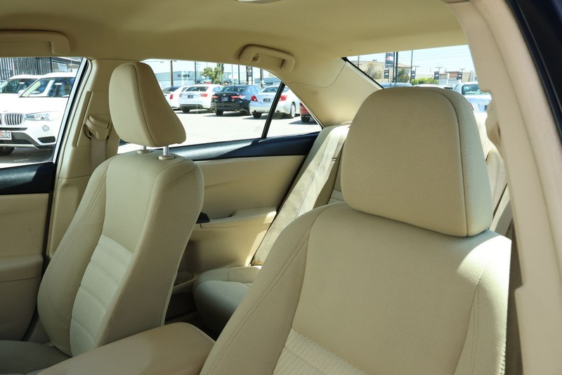 Toyota Camry Vehicle Full-screen Gallery Image 20