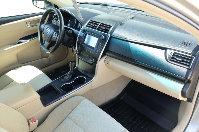 Toyota Camry Vehicle Full-screen Gallery Image 21