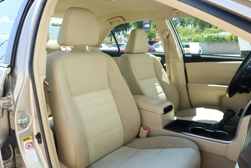 Toyota Camry Vehicle Full-screen Gallery Image 22
