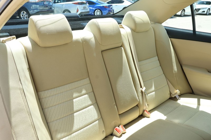 Toyota Camry Vehicle Full-screen Gallery Image 23