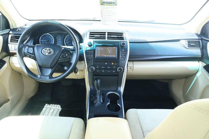 Toyota Camry Vehicle Full-screen Gallery Image 24