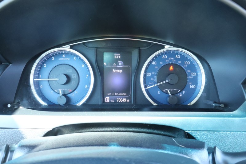 Toyota Camry Vehicle Full-screen Gallery Image 25