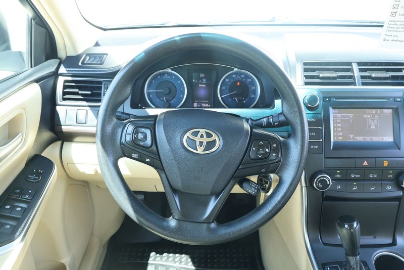 Toyota Camry Vehicle Full-screen Gallery Image 26