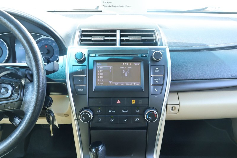 Toyota Camry Vehicle Full-screen Gallery Image 27