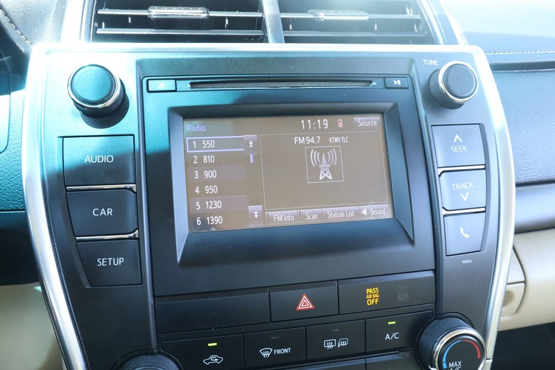 Toyota Camry Vehicle Full-screen Gallery Image 28