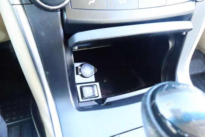 Toyota Camry Vehicle Full-screen Gallery Image 30
