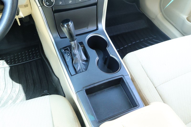 Toyota Camry Vehicle Full-screen Gallery Image 31