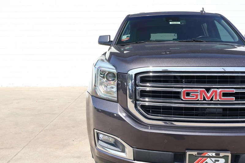 GMC Yukon XL Vehicle Full-screen Gallery Image 03