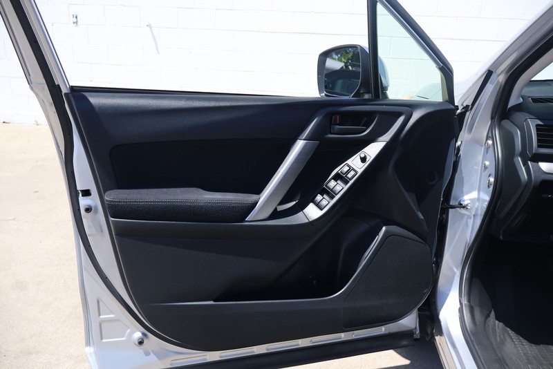 Subaru Forester Vehicle Full-screen Gallery Image 14