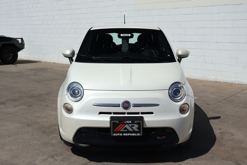 FIAT 500e Vehicle Full-screen Gallery Image 02