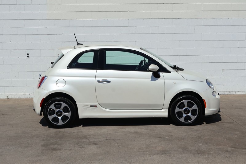 FIAT 500e Vehicle Full-screen Gallery Image 04