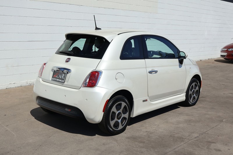 FIAT 500e Vehicle Full-screen Gallery Image 05