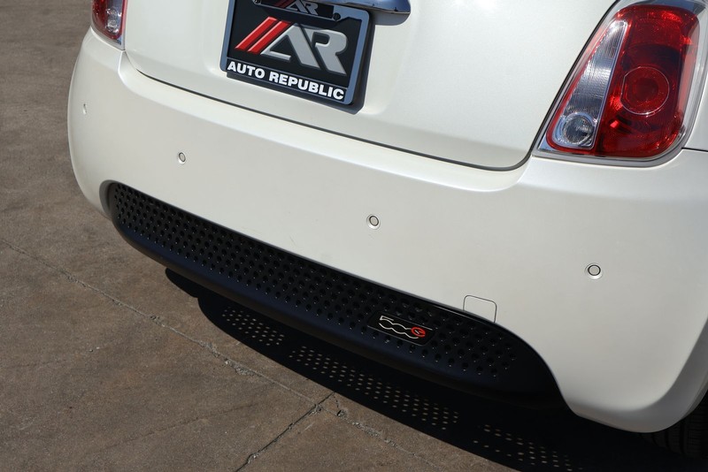 FIAT 500e Vehicle Full-screen Gallery Image 06