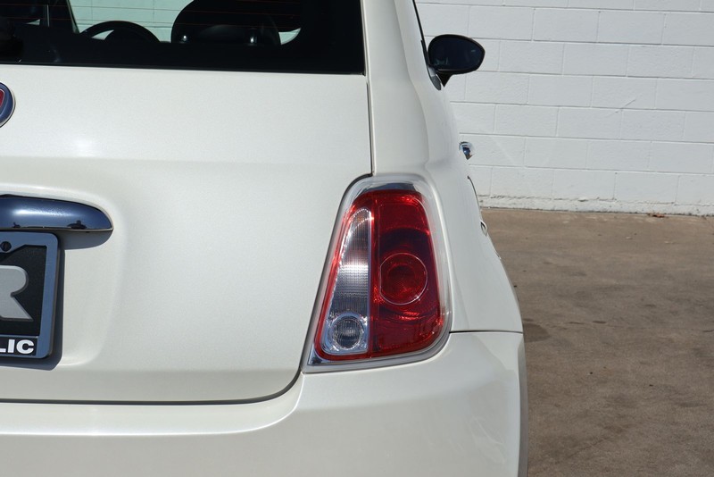 FIAT 500e Vehicle Full-screen Gallery Image 08