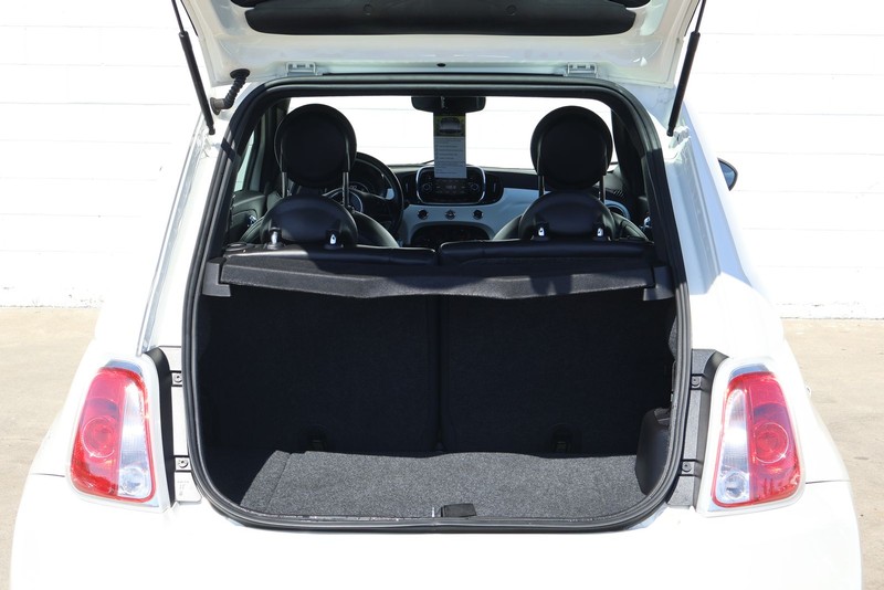 FIAT 500e Vehicle Full-screen Gallery Image 09