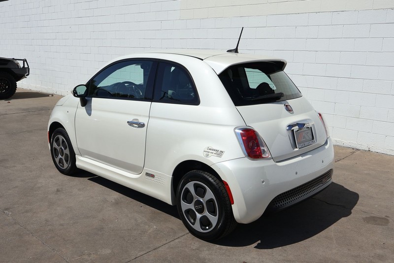 FIAT 500e Vehicle Full-screen Gallery Image 10
