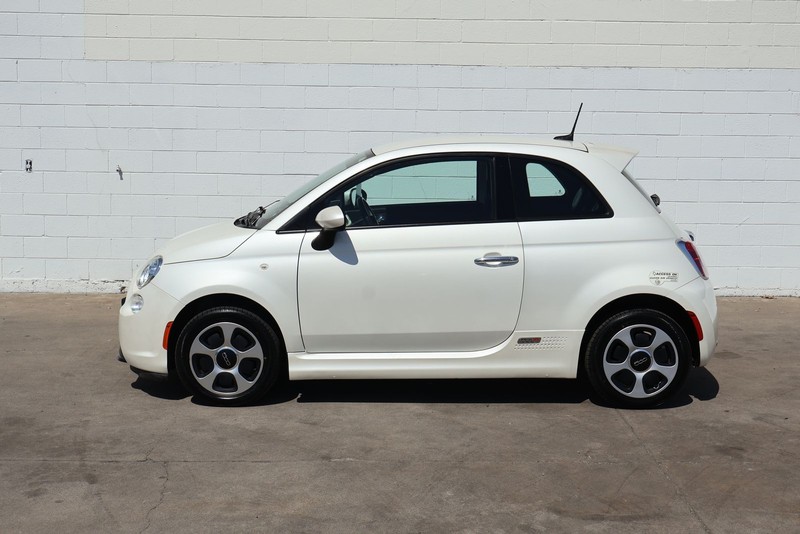FIAT 500e Vehicle Full-screen Gallery Image 11