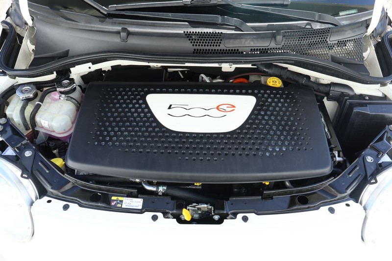 FIAT 500e Vehicle Full-screen Gallery Image 13