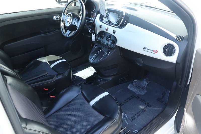 FIAT 500e Vehicle Full-screen Gallery Image 18
