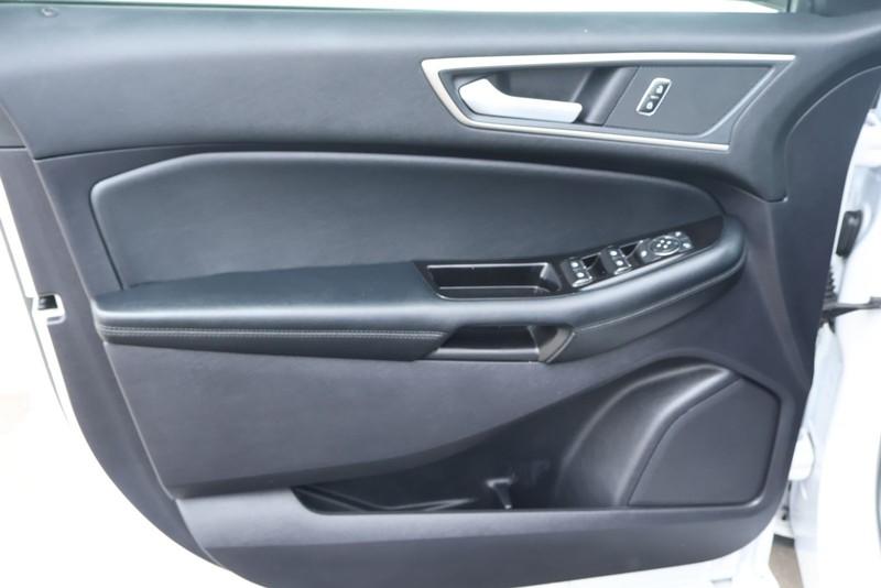 Ford Edge Vehicle Full-screen Gallery Image 17