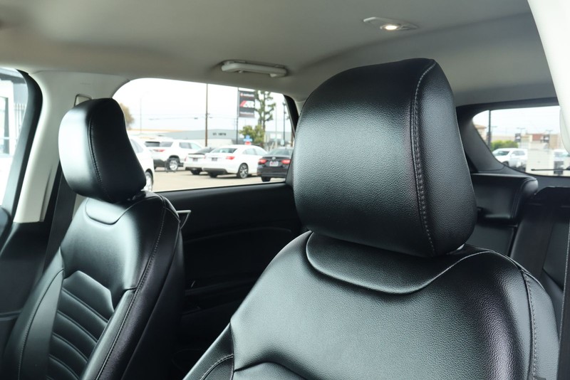 Ford Edge Vehicle Full-screen Gallery Image 22