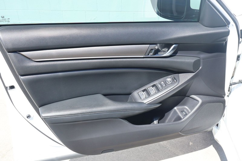 Honda Accord Sedan Vehicle Full-screen Gallery Image 15