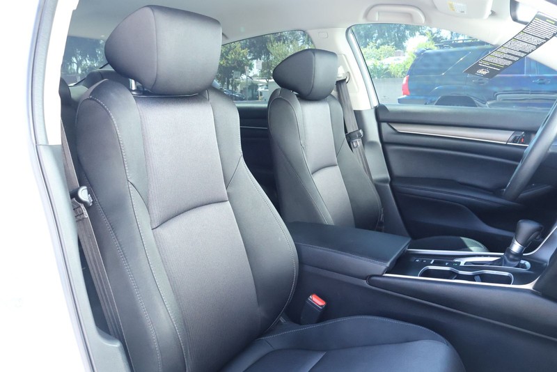 Honda Accord Sedan Vehicle Full-screen Gallery Image 21