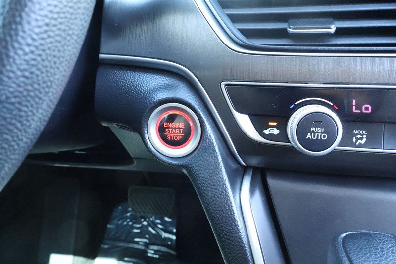 Honda Accord Sedan Vehicle Full-screen Gallery Image 26