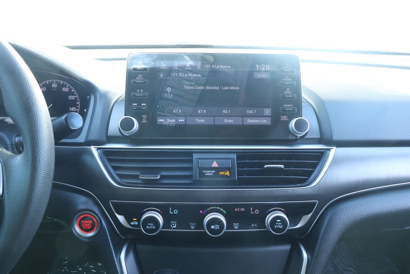 Honda Accord Sedan Vehicle Full-screen Gallery Image 27