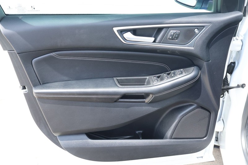 Ford Edge Vehicle Full-screen Gallery Image 19