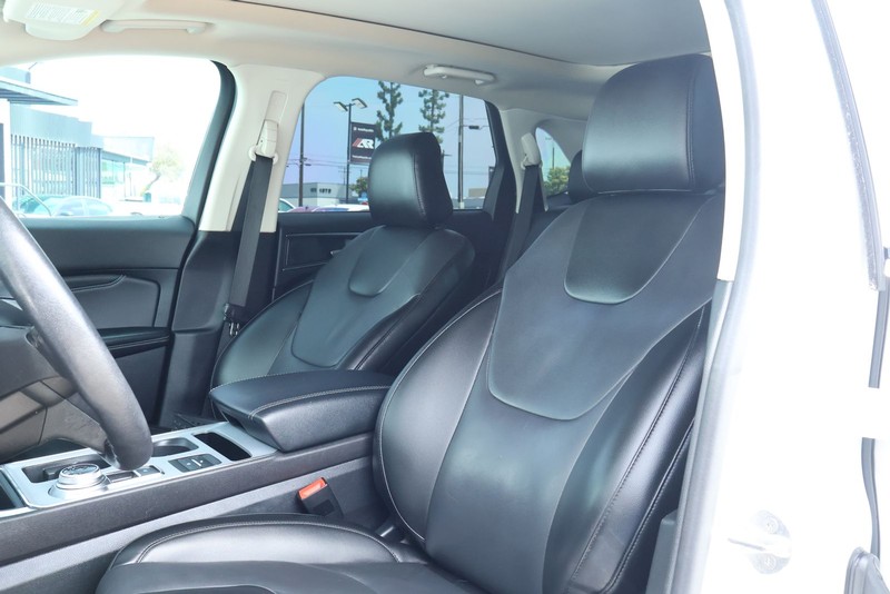 Ford Edge Vehicle Full-screen Gallery Image 24