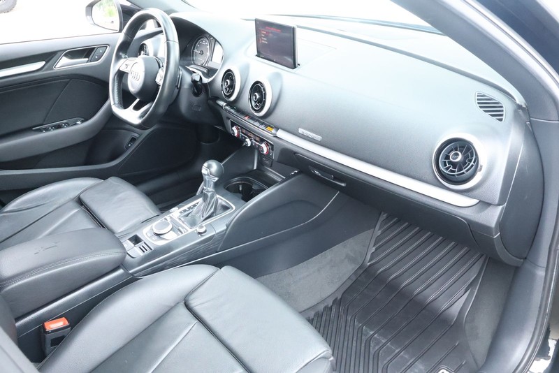 Audi A3 Sportback e-tron Vehicle Full-screen Gallery Image 23