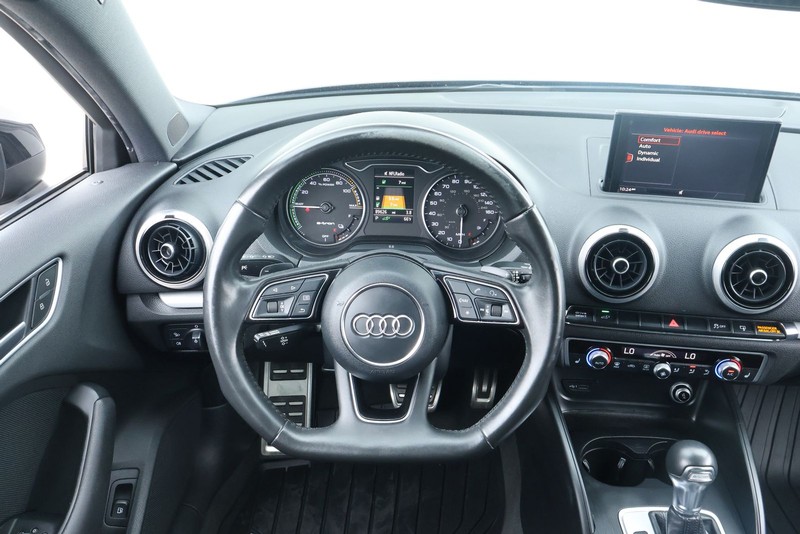 Audi A3 Sportback e-tron Vehicle Full-screen Gallery Image 30