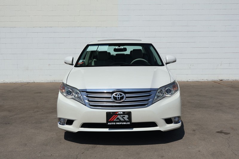 Toyota Avalon Vehicle Full-screen Gallery Image 02