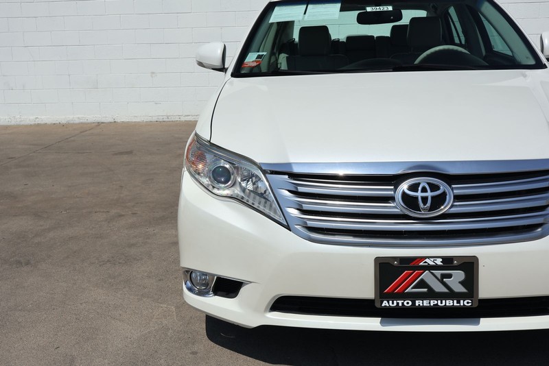 Toyota Avalon Vehicle Full-screen Gallery Image 03