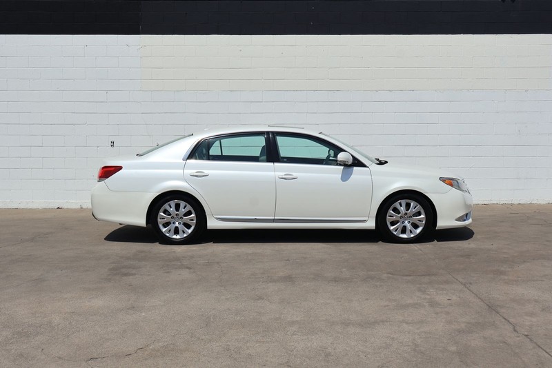 Toyota Avalon Vehicle Full-screen Gallery Image 04