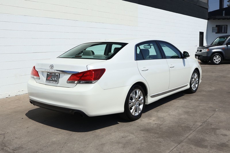 Toyota Avalon Vehicle Full-screen Gallery Image 05