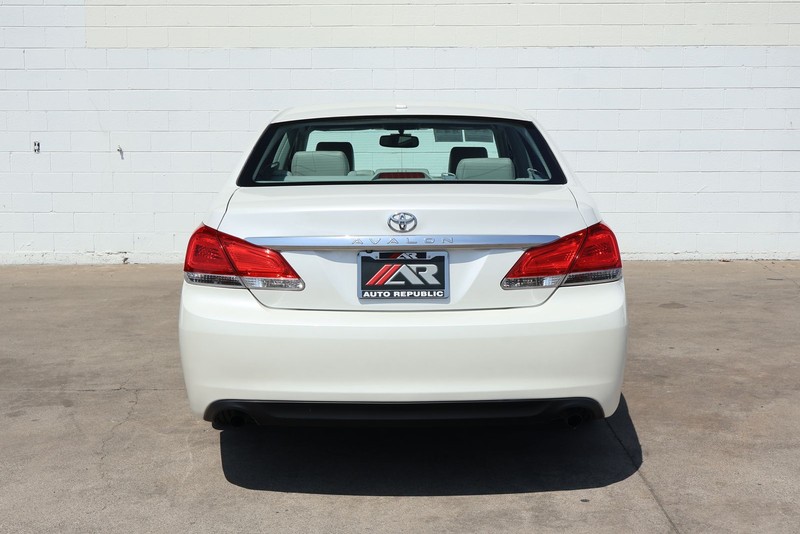 Toyota Avalon Vehicle Full-screen Gallery Image 06