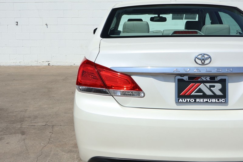 Toyota Avalon Vehicle Full-screen Gallery Image 07